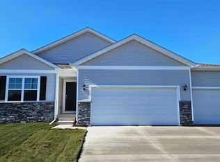 2870 Grassland Ct, Hiawatha, IA 52233