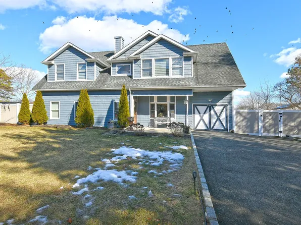 7 Redpine Drive, Medford, NY 11763