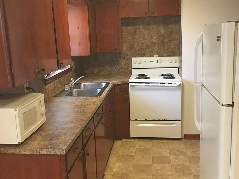 523 Fleetwood Dr — Photo 3