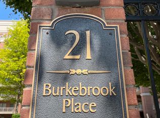 21 Burkebrook Pl #413, Toronto, ON M4G 0A2