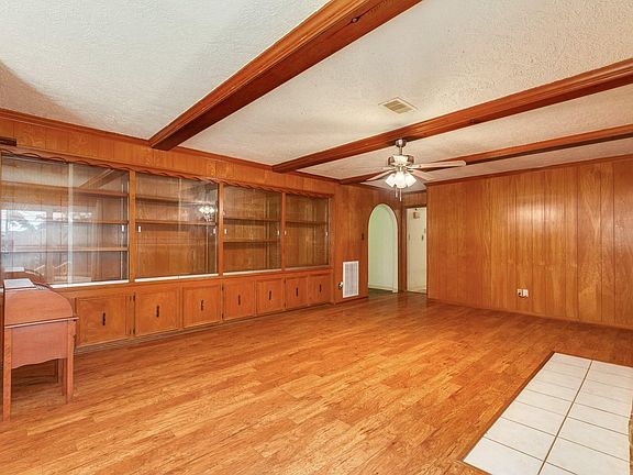 4th image of 327 Maple Dr