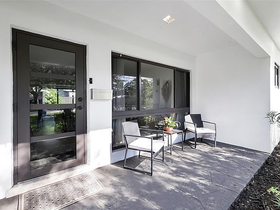 3rd image of 732 SE 15th Avenue