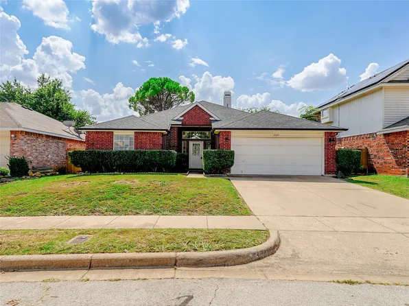2621 Forest Creek Dr, Fort Worth, TX 76123