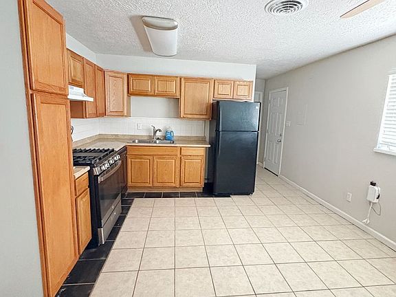 3rd image of 907 W Coal Ave