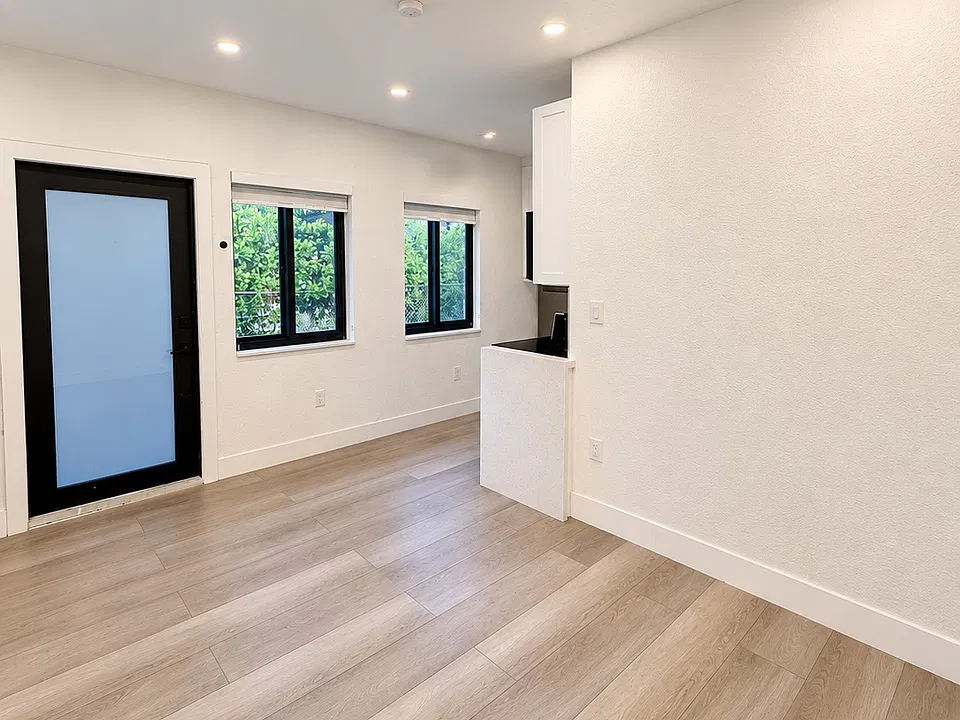 5521 NW 1st Ave #4