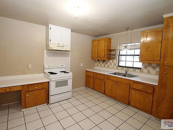 3rd image of 3738 NE Rey David Dr