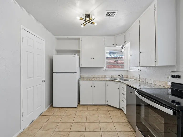 1603 Carlisle Ct — Photo 13