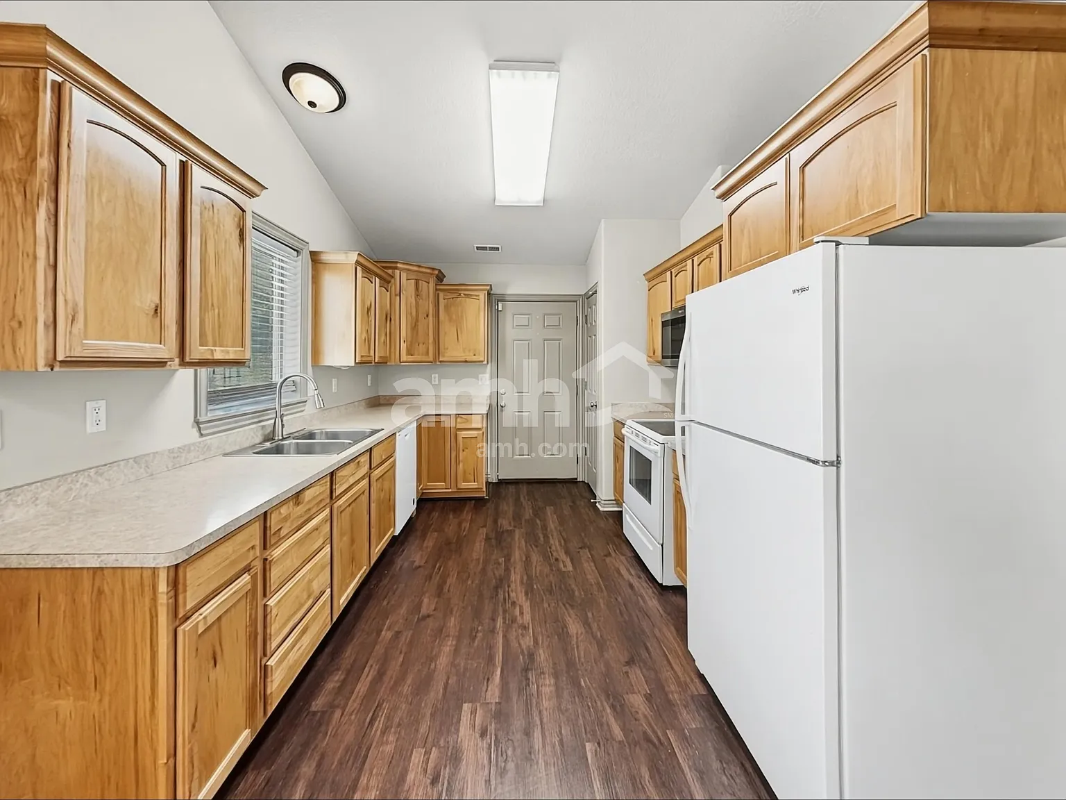 3 bed, 2.0 bath, 1320 sqft, $2,160 — Photo 3