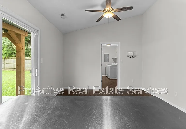 3409 Woodbaugh Dr — Photo 7