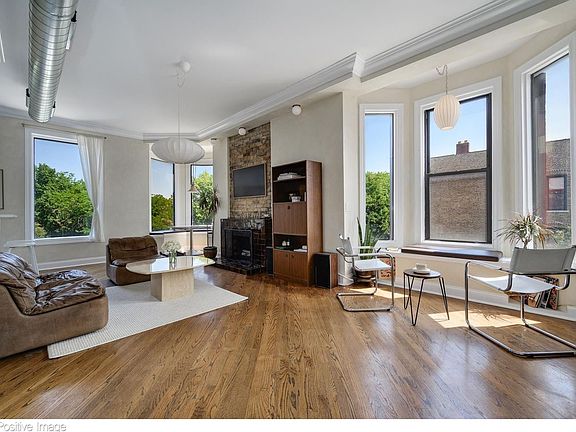 2nd image of 1135 W Webster Ave APT 3