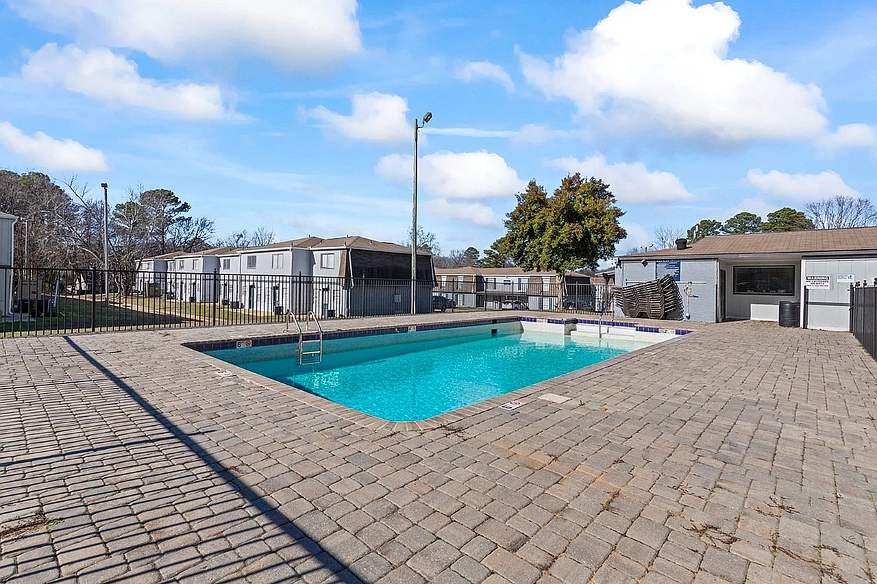 Center Pointe — Photo 1