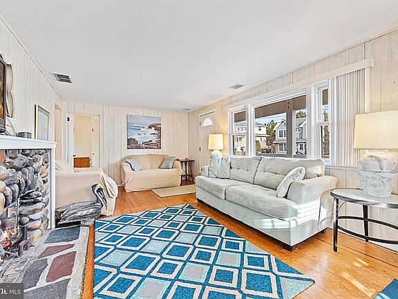 4th image of 116 E Sand Dune Ln