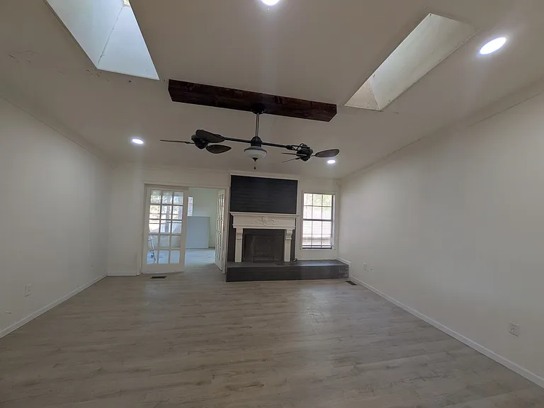 220 Oaktree Ln — Photo 2