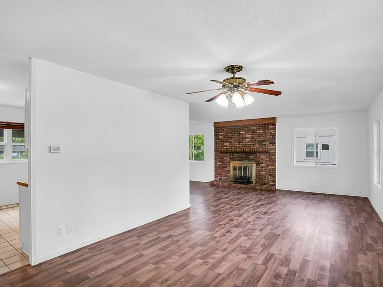 2719 E High St — Photo 2