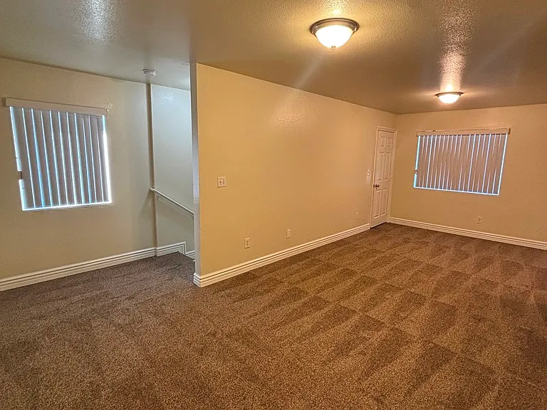 906 E 52nd Pl — Photo 3