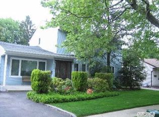 888 Custer St, Valley Stream, NY 11580