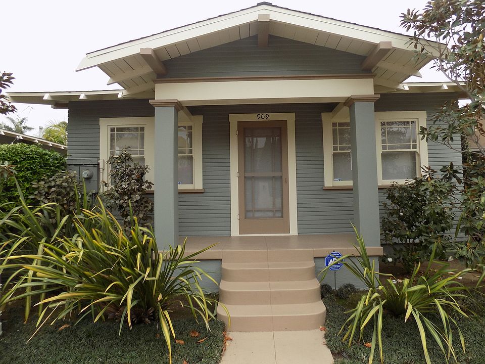 1st image of 909 W University Ave