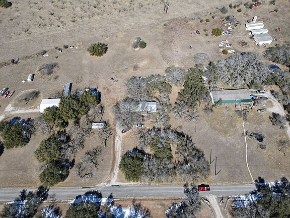 4th image of 375 Whispering Oaks Ln