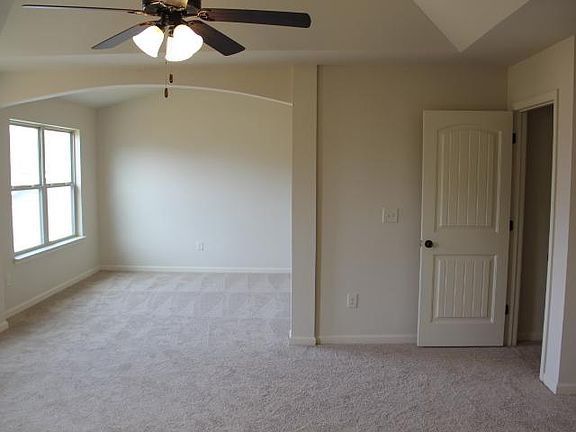 Large mast with sitting area