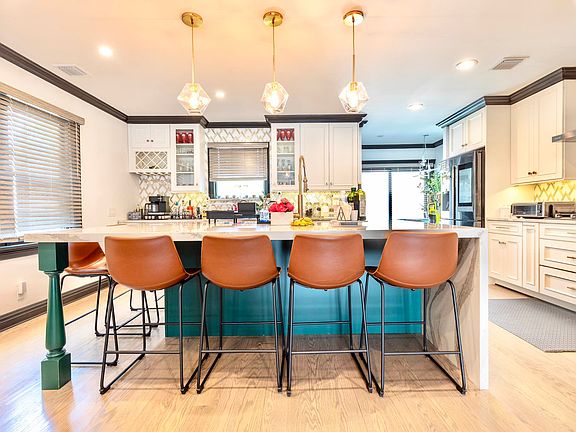 4th image of 842 Hollywood Ave #1