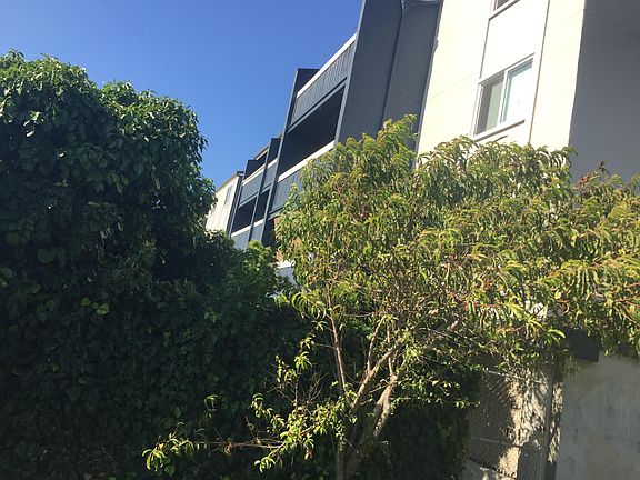 apt is top floor second balcony in pic