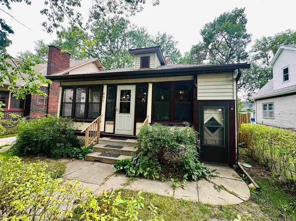 831 N Cedar Ave, Hastings, NE 68901
