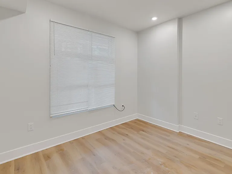 1723 Memorial Ave — Photo 15