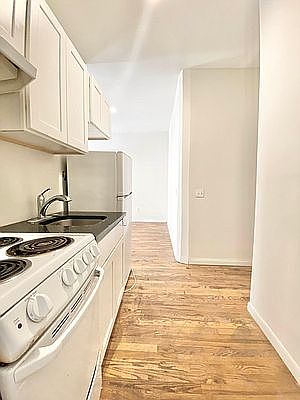 4th image of 328 W 44th St #6B