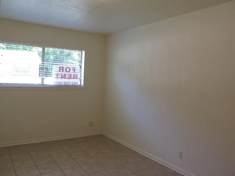 304 Mockingbird Ln — Photo 11