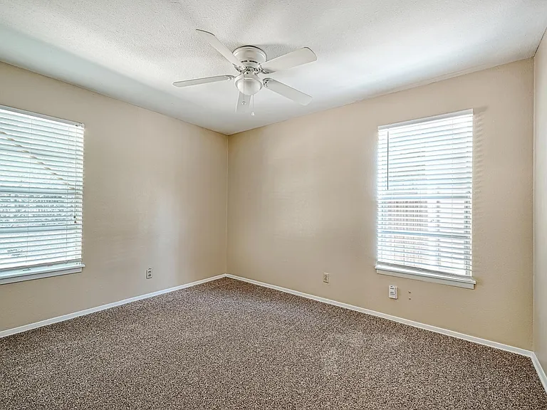 4906 Gladeview Dr — Photo 12