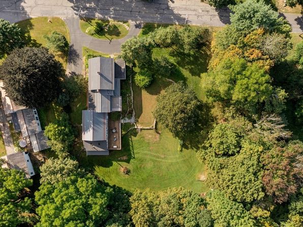 14 Maple St, Sturbridge, MA 01566