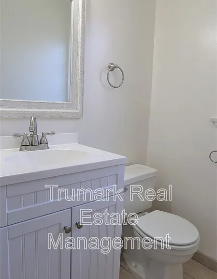 623 W Stocker St #C — Photo 10