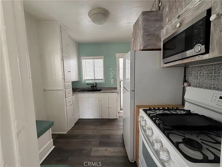 1053 Loma Dr — Photo 6