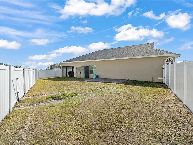 340 Palm Breezes Dr — Photo 27