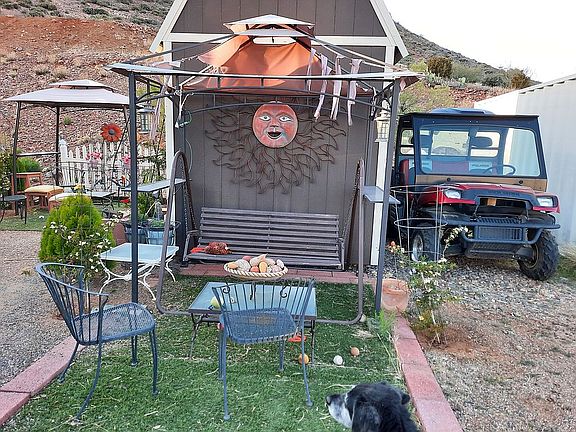 Pic of side shed n sitting a