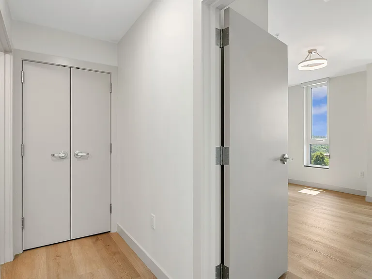 Bank Street Apartments — Photo 24