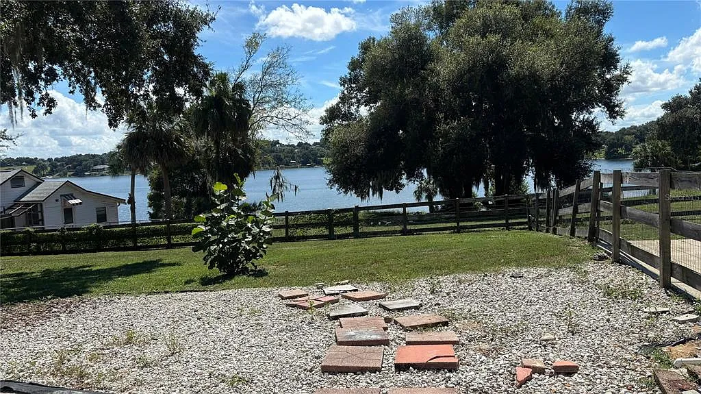 3 bed, 2.0 bath, 1295 sqft, $2,300 — Photo 4