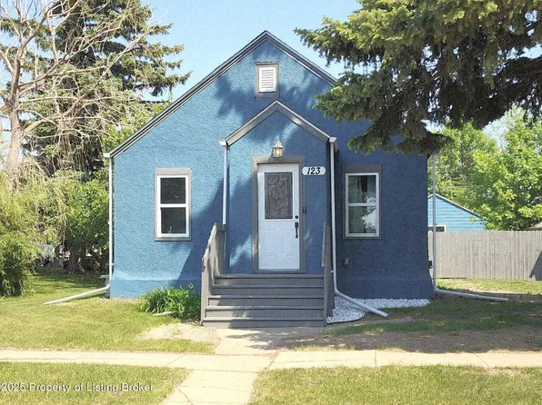 123 3rd St N, Richardton, ND 58652