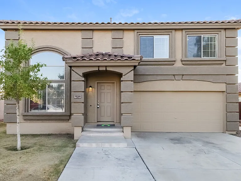 7925 W Claremont St — Photo 1