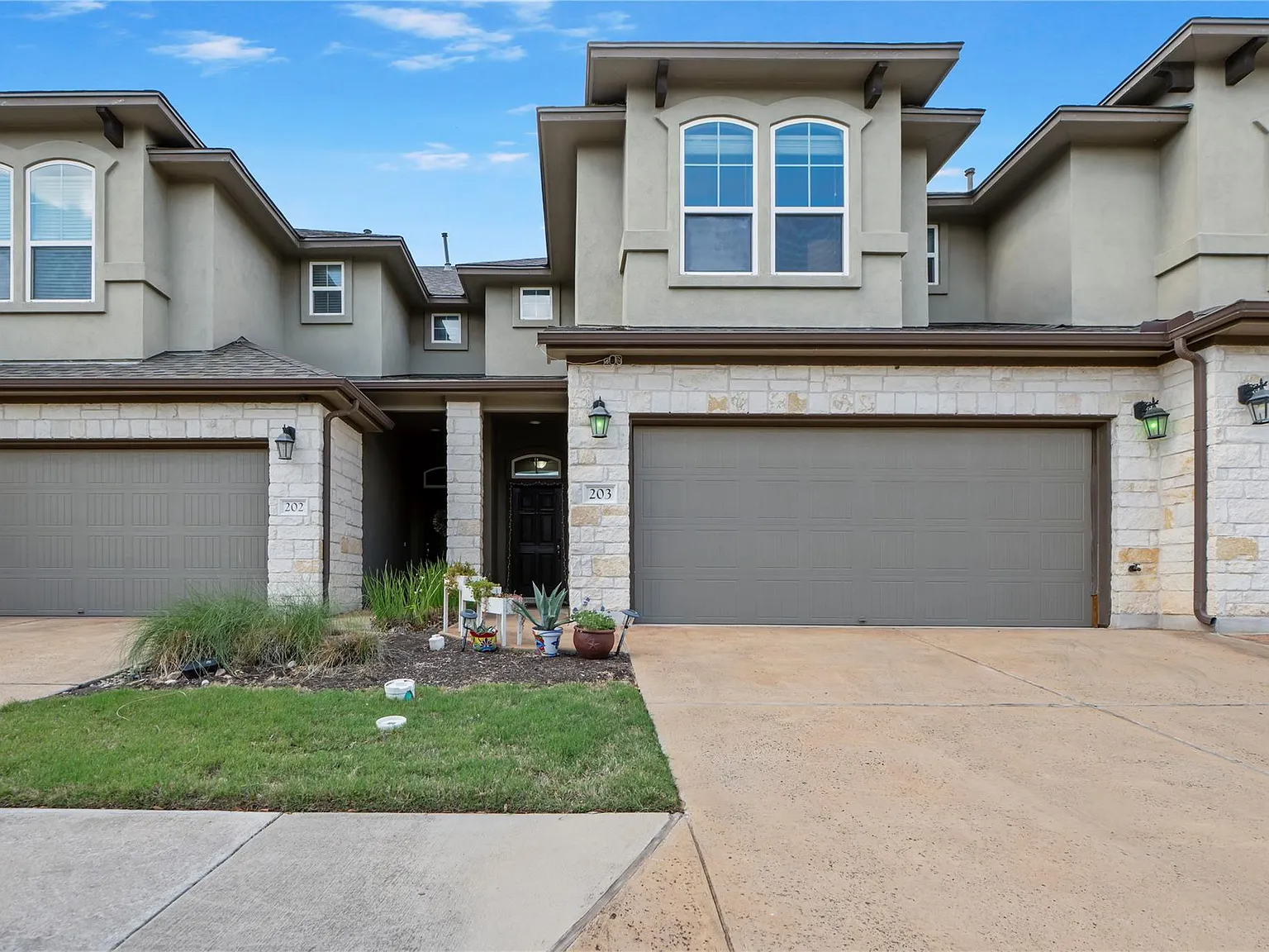 3 bed, 2.5 bath, 1915 sqft, $2,295 — Photo 2