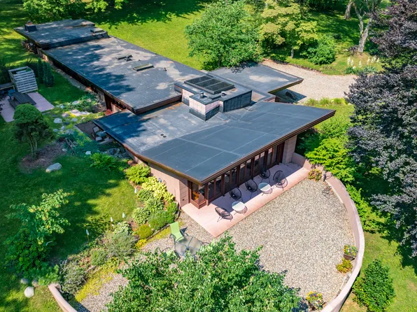 11090 Hawthorne Dr, Galesburg, MI 49053