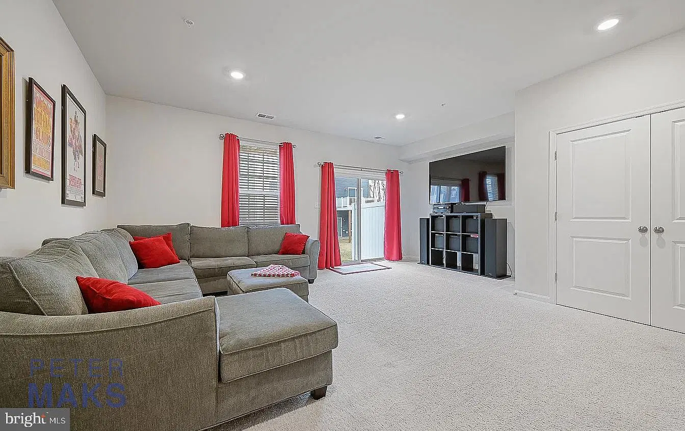 4 bed, 2.5 bath, 2200 sqft, $3,400 — Photo 4