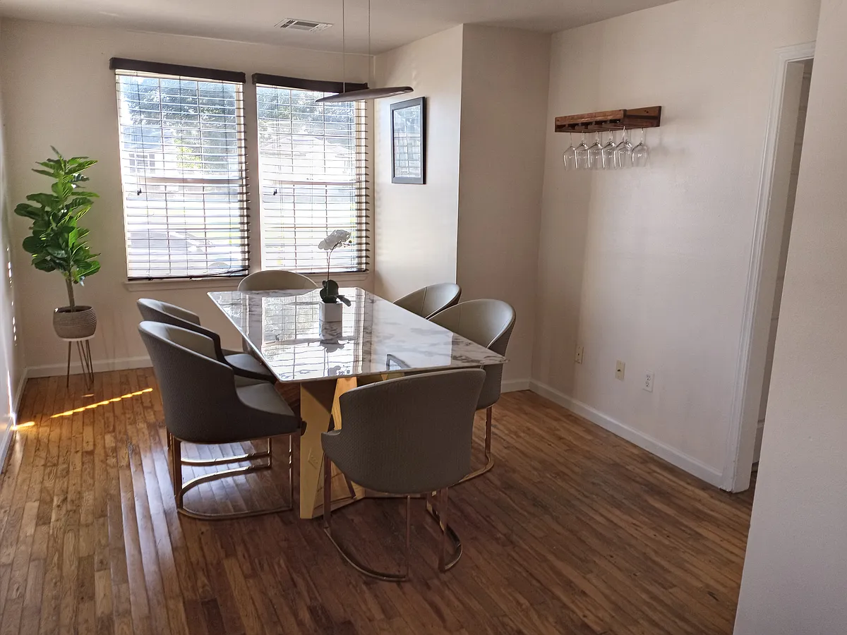 Building Photo - 5544 Cameron Blvd #A