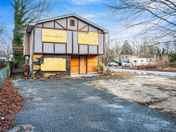 53 Hounslow Road, Shirley, NY 11967