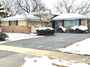 17W525 Sutton Pl, Darien, IL