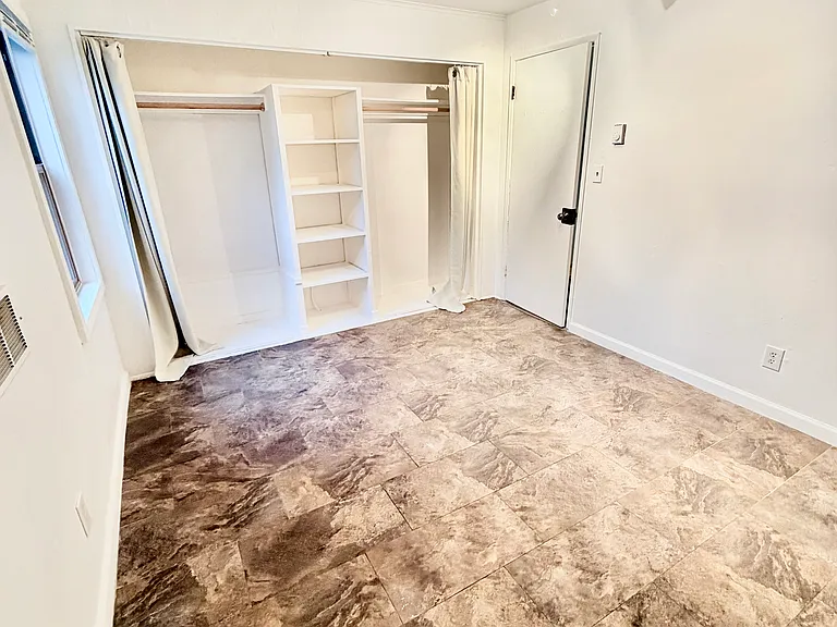 Primary bedroom: 12' x 10'