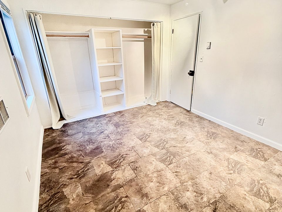 Primary bedroom: 12' x 10'