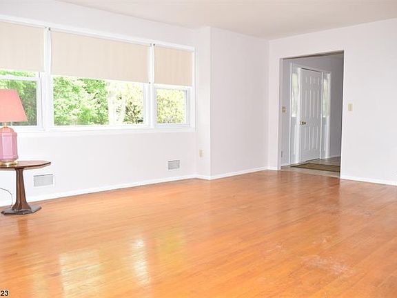 5th image of 99 Lynnfield Ter