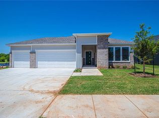 1813 Sara Vista Dr, Yukon, OK 73099