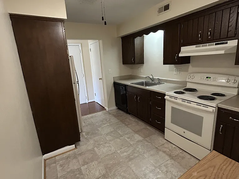 105 N Edgewood #6 — Photo 9